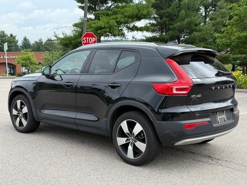2022 Volvo XC40 T5 Momentum