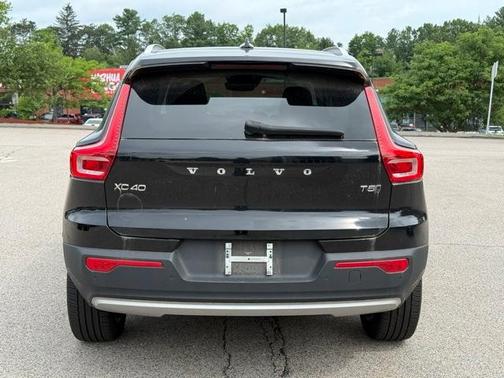 2022 Volvo XC40 T5 Momentum