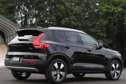 2022 Volvo XC40 T5 Momentum