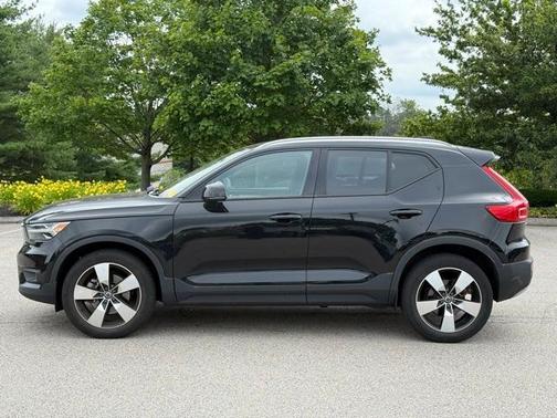 2022 Volvo XC40 T5 Momentum