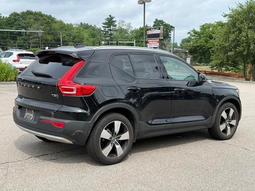 2022 Volvo XC40 T5 Momentum