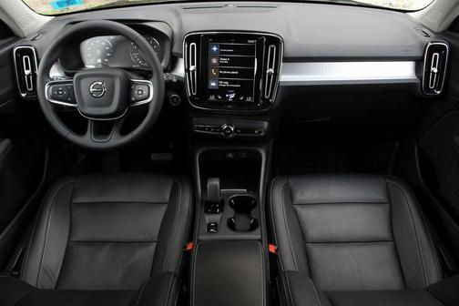 2022 Volvo XC40 T5 Momentum