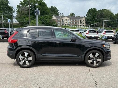 2022 Volvo XC40 T5 Momentum