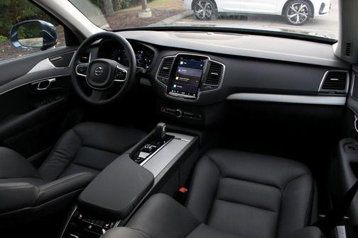 2025 Volvo XC90 B5 Core