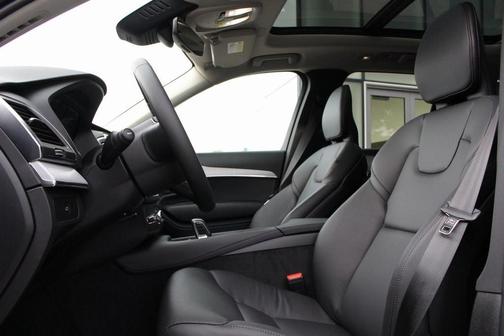 2025 Volvo XC90 B5 Core