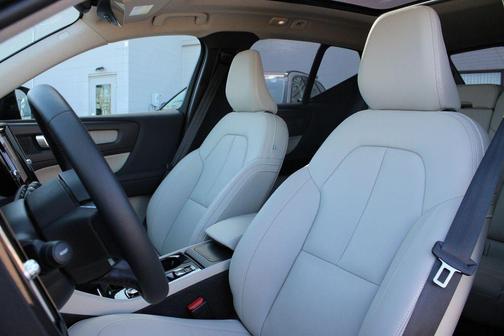 2024 Volvo XC40 B5 Plus Dark Theme