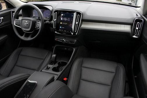 2025 Volvo XC40 B5 Core Bright Theme