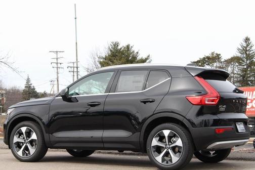 2025 Volvo XC40 B5 Core Bright Theme
