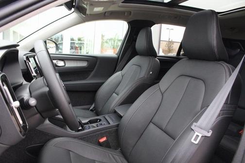 2025 Volvo XC40 B5 Core Bright Theme