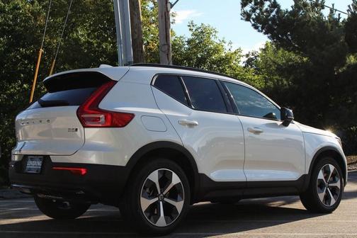 2025 Volvo XC40 B5 Plus Dark Theme