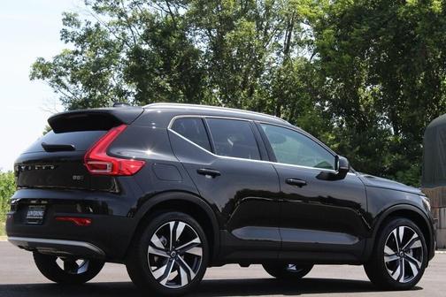 2025 Volvo XC40 B5 Plus Bright Theme