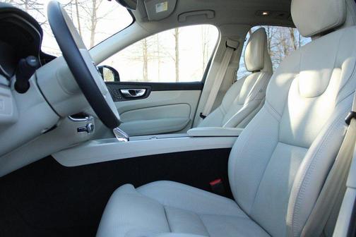 2023 Volvo XC60 B6 Ultimate Dark Theme