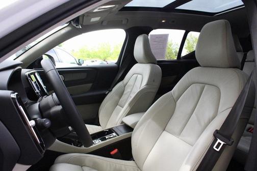 2023 Volvo XC40 B5 Plus Dark Theme