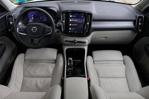 2023 Volvo XC40 B5 Plus Dark Theme