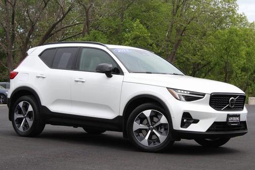 2023 Volvo XC40 B5 Plus Dark Theme