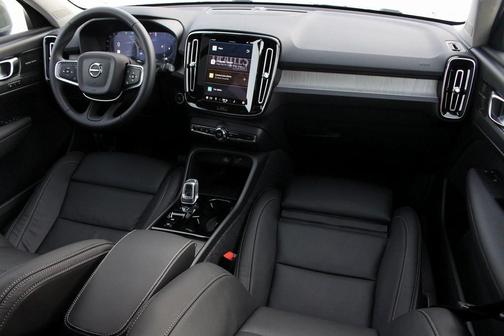 2025 Volvo XC40 B5 Plus Bright Theme