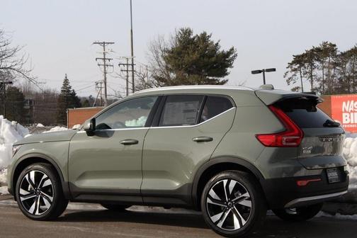 2025 Volvo XC40 B5 Plus Bright Theme