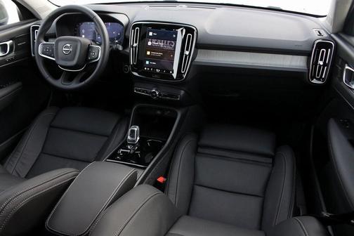 2025 Volvo XC40 B5 Plus Bright Theme