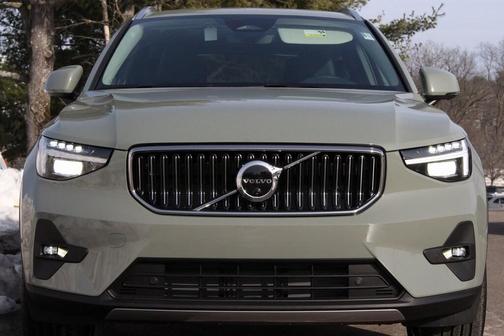 2025 Volvo XC40 B5 Plus Bright Theme