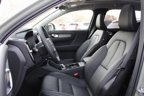 2025 Volvo XC40 B5 Plus Bright Theme