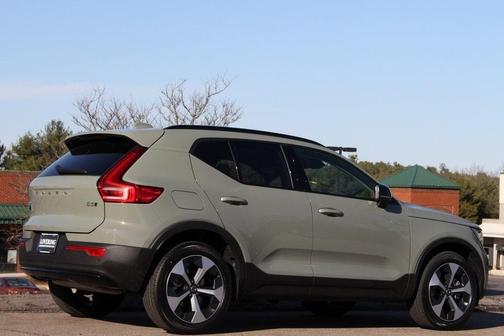 2025 Volvo XC40 B5 Plus Dark Theme