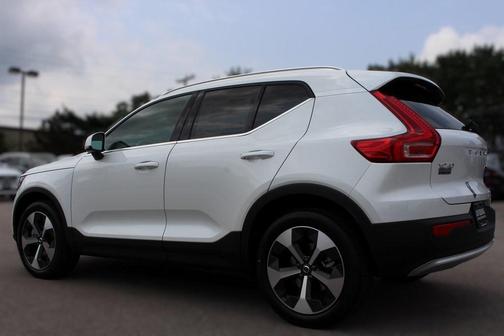2025 Volvo XC40 B5 Core Bright Theme
