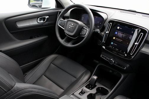 2025 Volvo XC40 B5 Core Bright Theme