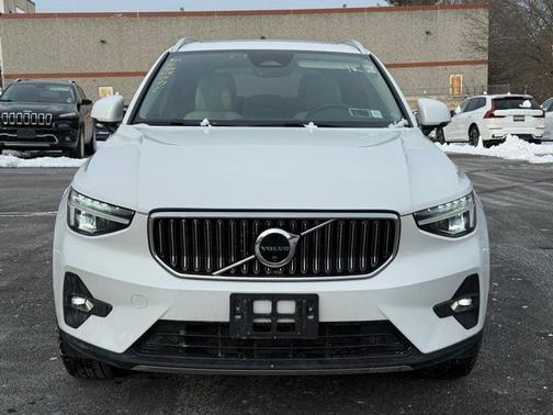 2023 Volvo XC40 B5 Plus Bright Theme