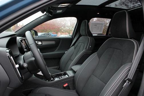 2025 Volvo XC40 B5 Plus Dark Theme