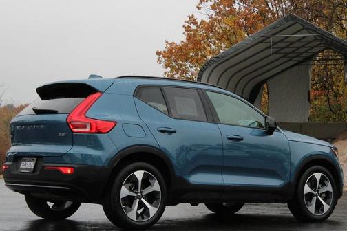 2025 Volvo XC40 B5 Plus Dark Theme