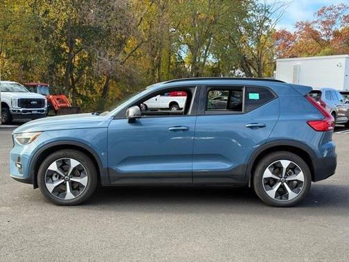 2025 Volvo XC40 B5 Plus Dark Theme