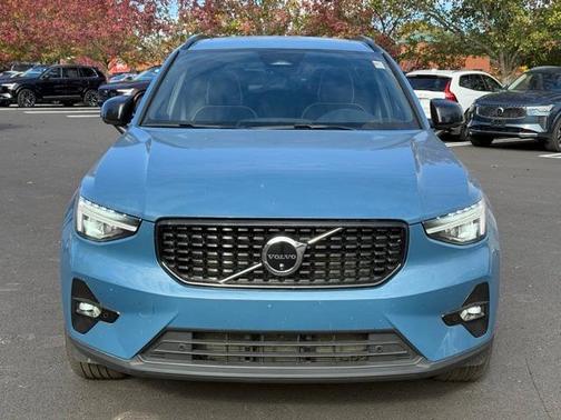 2025 Volvo XC40 B5 Plus Dark Theme