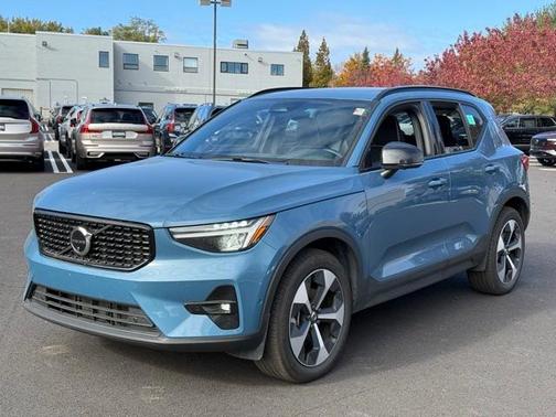 2025 Volvo XC40 B5 Plus Dark Theme