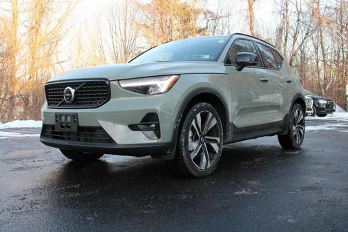 2023 Volvo XC40 B5 Plus Dark Theme