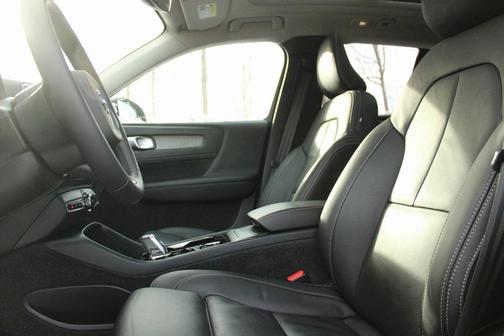 2023 Volvo XC40 B5 Plus Dark Theme