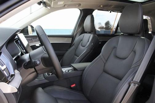 2025 Volvo XC90 B6 Ultra
