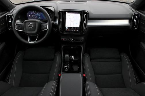 2026 Volvo XC40 B5 Ultra Black Edition