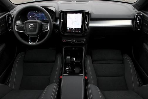 2026 Volvo XC40 B5 Ultra Black Edition