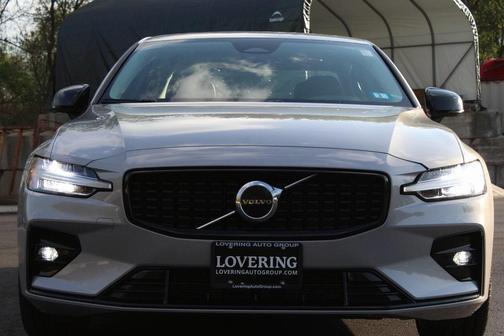 2024 Volvo S60 B5 Core Dark Theme