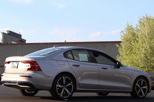 2024 Volvo S60 B5 Core Dark Theme