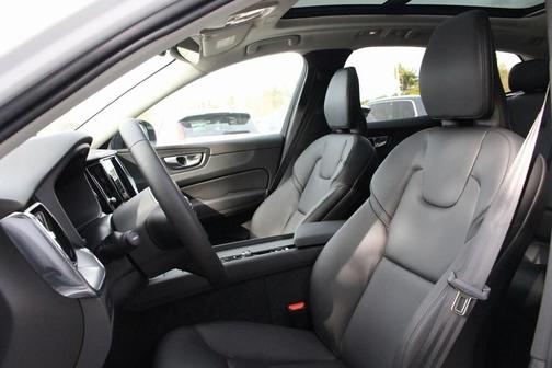 2025 Volvo XC60 B5 Core