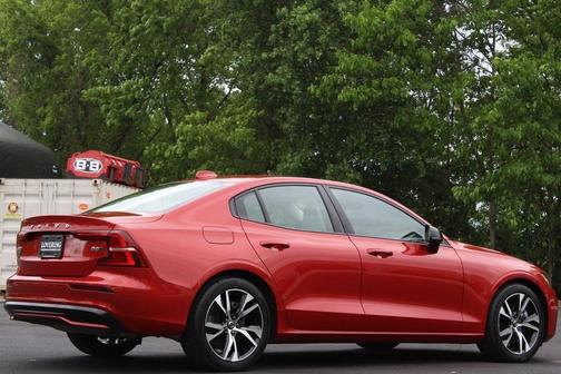 2024 Volvo S60 B5 Core Dark Theme