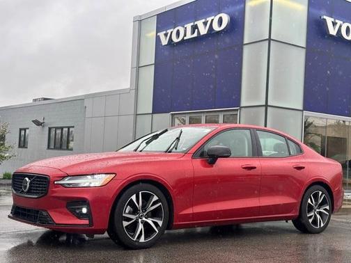 2024 Volvo S60 B5 Core Dark Theme
