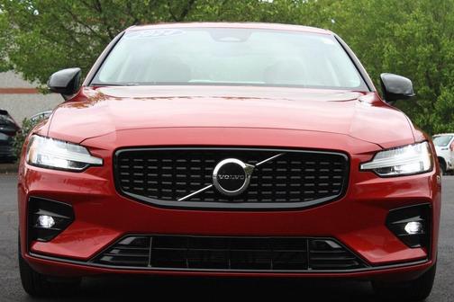 2024 Volvo S60 B5 Core Dark Theme
