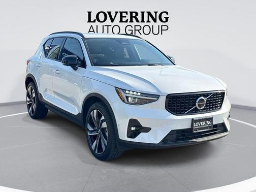 Crystal White Pearl 2025 Volvo XC40 B5 Ultra Dark Theme