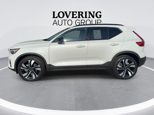 Crystal White Pearl 2025 Volvo XC40 B5 Ultra Dark Theme