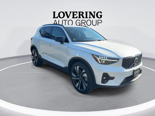 Crystal White Pearl 2025 Volvo XC40 B5 Ultra Dark Theme