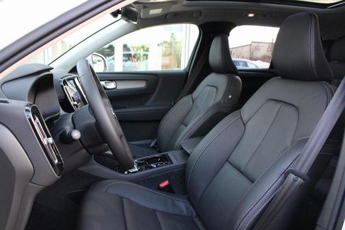 2025 Volvo XC40 B5 Plus Bright Theme