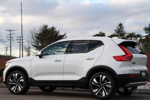 2025 Volvo XC40 B5 Plus Bright Theme