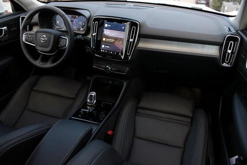 2025 Volvo XC40 B5 Plus Bright Theme